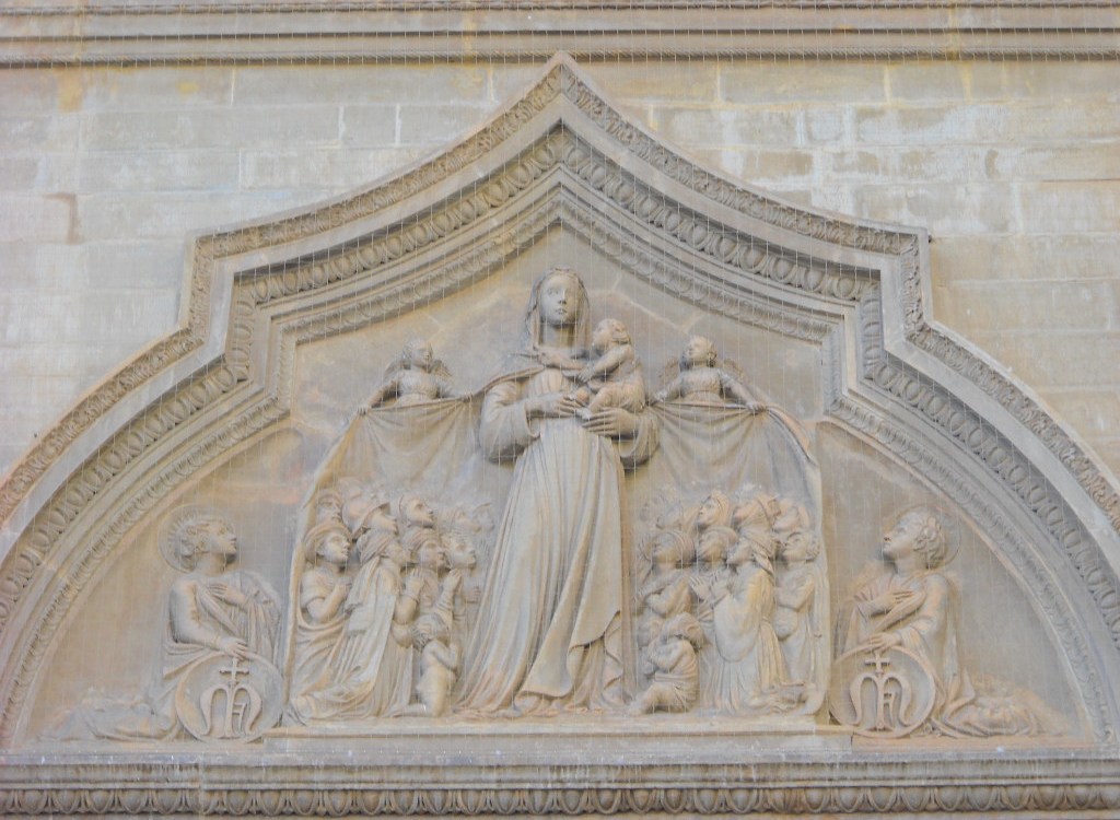 Negli anni Trenta del XV secolo Bernardo Rossellino eseguÃ¬ la Madonna della Misericordia